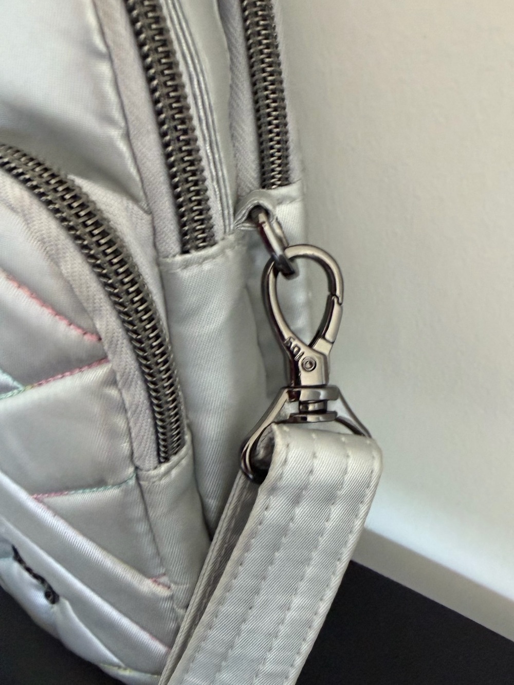 Lug Skeeter Silver Quilted Crossbody Phone Bag Belt Bag - Picture 6 of 10